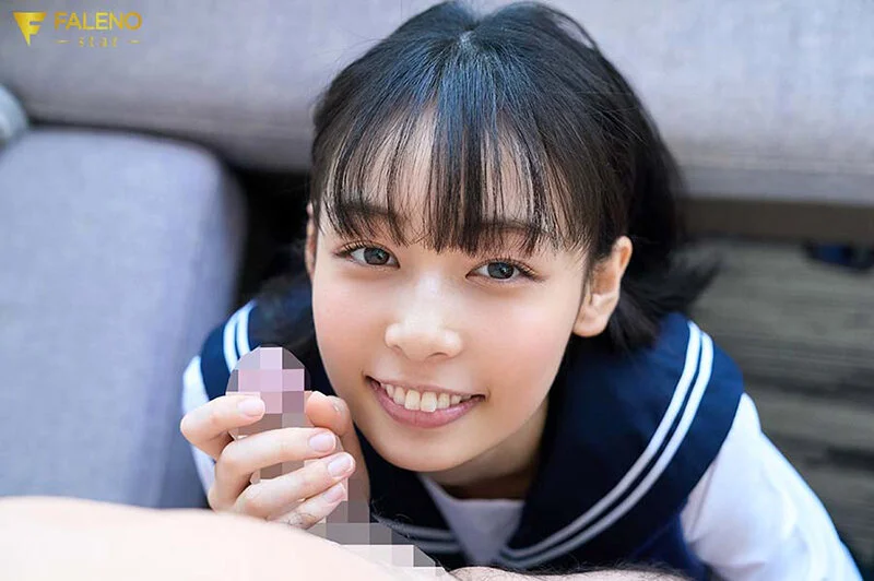 上目遣いで教師のチンポを握る時田亜美