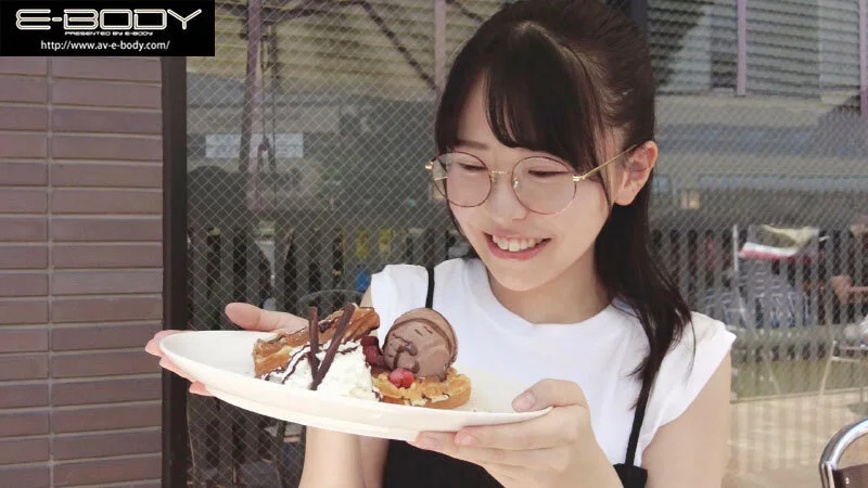 デートシーンでメガネをかけている柏木こなつ