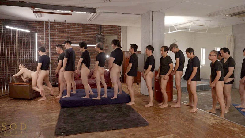 四つん這いの状態で列をなした男優たちから次々と突かれる恋渕ももな